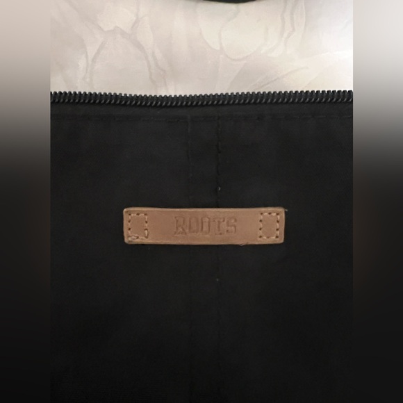 Roots Crossbody Black Nylon with lots of compartments - Picture 2 of 8